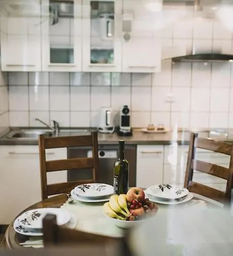 Marjan Hill 3-br Apt,5 Guests Private Garden Near 아파트 *