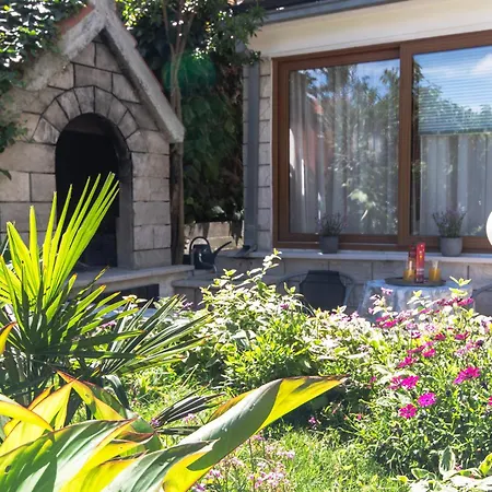 Marjan Hill 3-br Apt,5 Guests Private Garden Near
