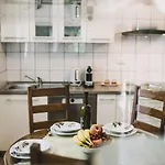 Marjan Hill 3-br Apt,5 Guests Private Garden Near Appartement *