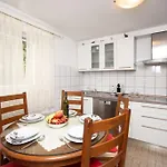 Marjan Hill 3-br Apt,5 Guests Private Garden Near *