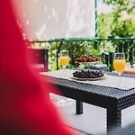 Marjan Hill 3-br Apt,5 Guests Private Garden Near * Split
