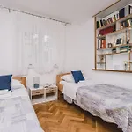 Marjan Hill 3-br Apt,5 Guests Private Garden Near Appartement *