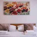 Marjan Hill 3-br Apt,5 Guests Private Garden Near
