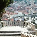 Marjan Hill 3-br Apt,5 Guests Private Garden Near * Split