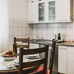 Marjan Hill 3-br Apt,5 Guests Private Garden Near Appartement *