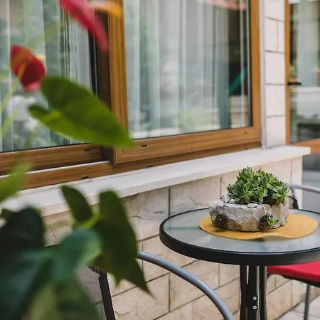 Marjan Hill 3-br Apt,5 Guests Private Garden Near Apartment *