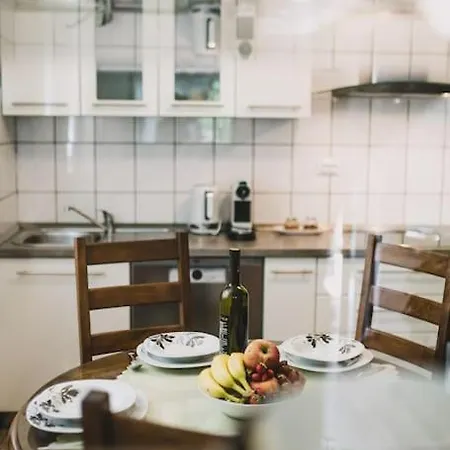 Marjan Hill 3-br Apt,5 Guests Private Garden Near شقة *