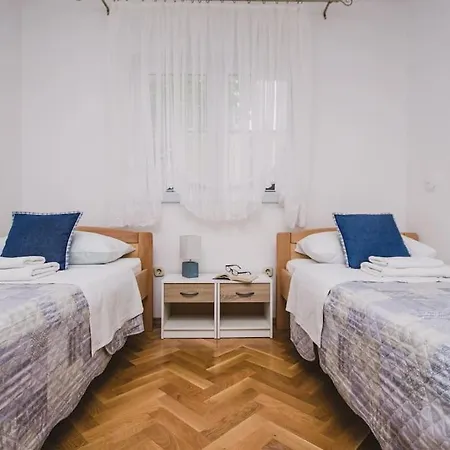 شقة Marjan Hill 3-br Apt,5 Guests Private Garden Near سبليت