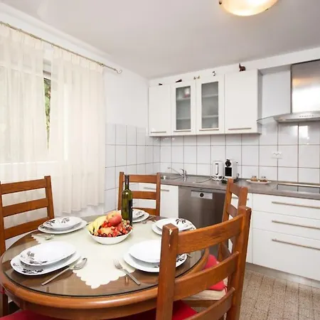 Marjan Hill 3-br Apt,5 Guests Private Garden Near *