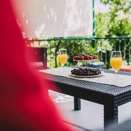 Marjan Hill 3-br Apt,5 Guests Private Garden Near * Split