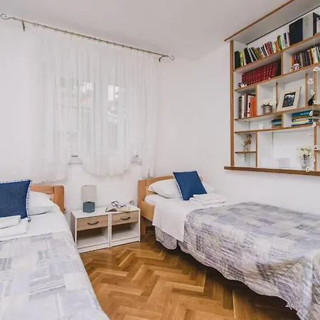 Marjan Hill 3-br Apt,5 Guests Private Garden Near Apartment *