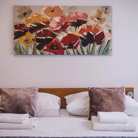 Marjan Hill 3-br Apt,5 Guests Private Garden Near