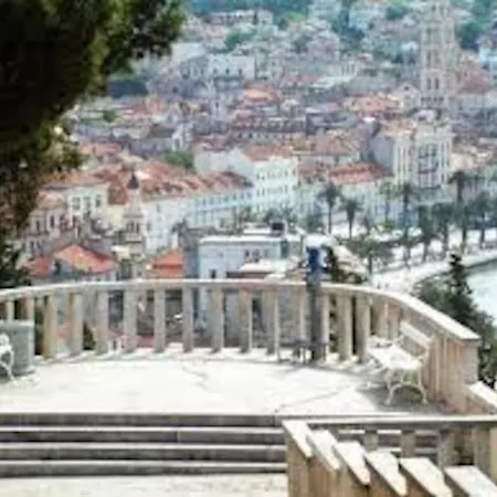 Marjan Hill 3-br Apt,5 Guests Private Garden Near * Split