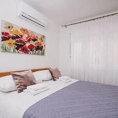 Marjan Hill 3-br Apt,5 Guests Private Garden Near شقة سبليت