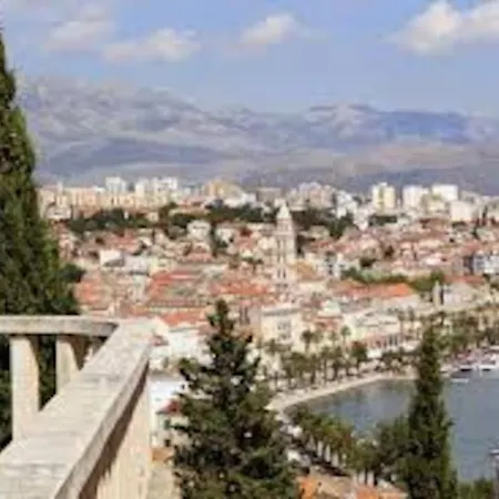 Marjan Hill 3-br Apt,5 Guests Private Garden Near Apartment *