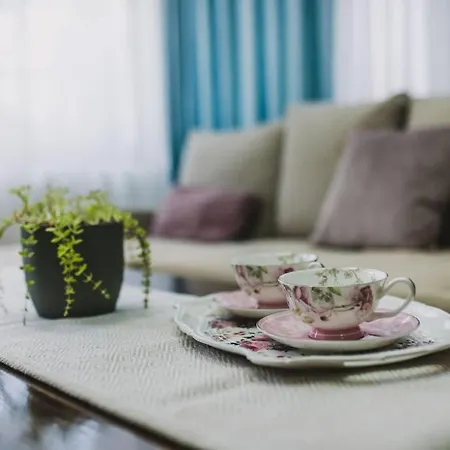 Marjan Hill 3-br Apt,5 Guests Private Garden Near