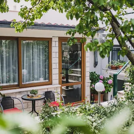 Apartment Marjan Hill 3-br Apt,5 Guests Private Garden Near *