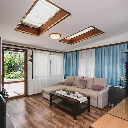 Marjan Hill 3-br Apt,5 Guests Private Garden Near *