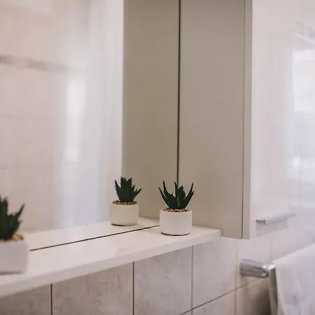 شقة Marjan Hill 3-br Apt,5 Guests Private Garden Near