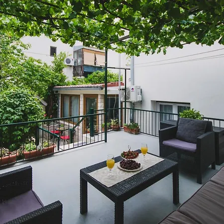 Marjan Hill 3-br Apt,5 Guests Private Garden Near شقة *