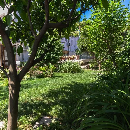 Marjan Hill 3-br Apt,5 Guests Private Garden Near Appartement