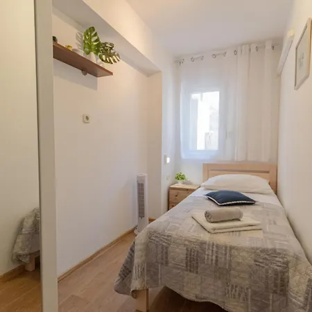Marjan Hill 3-br Apt,5 Guests Private Garden Near شقة سبليت